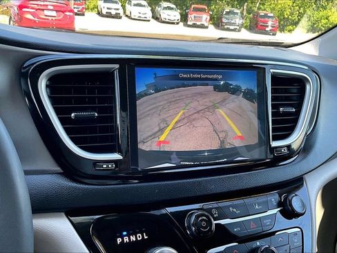 Used 2024 Chrysler Pacifica Touring-L FWD image 13