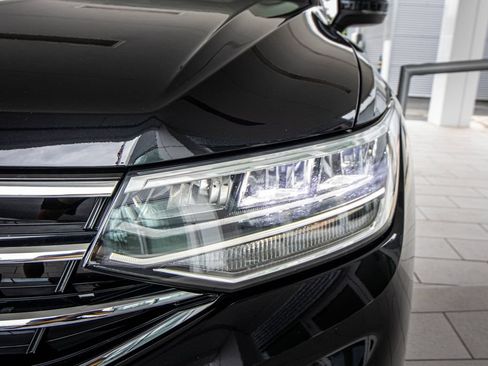 Certified 2024 Volkswagen Tiguan SE FWD image 7