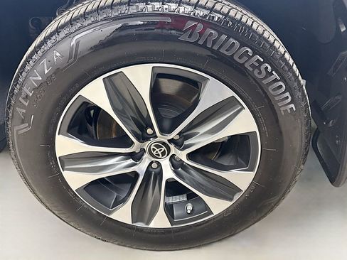 Used 2024 Toyota Highlander XLE image 32