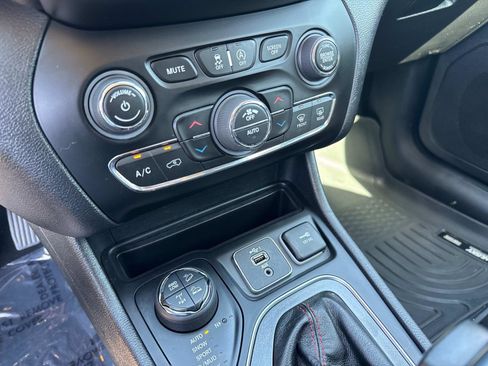 Used 2019 Jeep Cherokee Trailhawk AWD/4WD image 24
