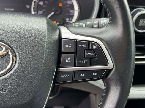Used 2024 Toyota Highlander XLE FWD image 12