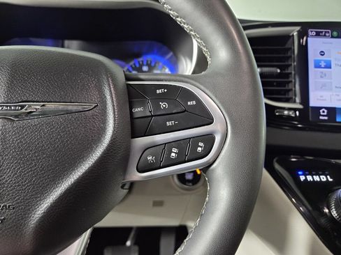 Used 2023 Chrysler Pacifica Touring-L FWD image 20
