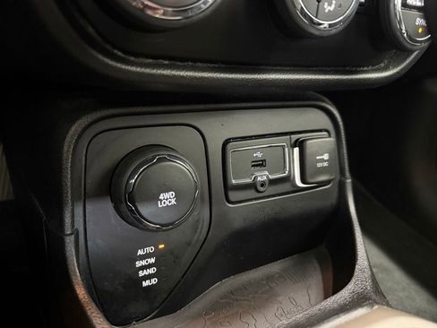 Used 2016 Jeep Renegade Limited AWD/4WD image 17
