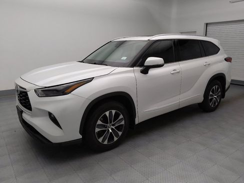 Used 2022 Toyota Highlander XLE w/ Protection Package #3 (TMS) AWD/4WD image 2