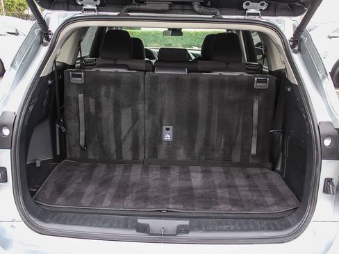 Used 2025 Toyota Highlander LE FWD image 37