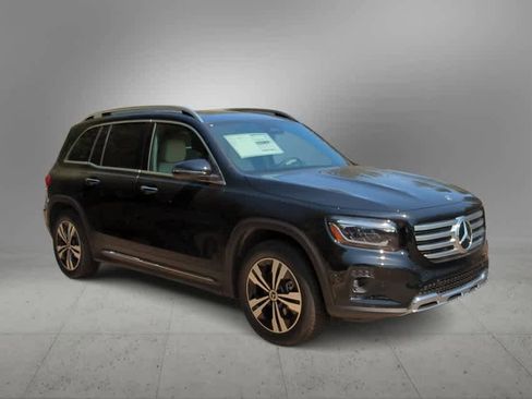 Used 2025 Mercedes-Benz GLB 250 4MATIC image 2