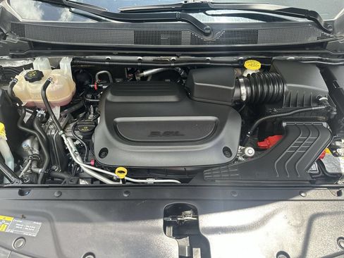 Used 2024 Chrysler Pacifica Touring-L FWD image 33