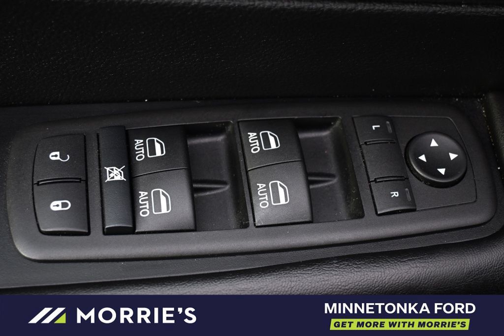 Used 2026 Chrysler Pacifica Select FWD image 26