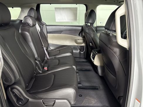 New 2026 Kia Carnival EX image 18