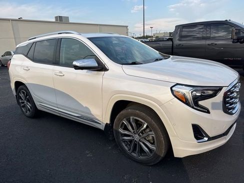 Used 2020 GMC Terrain Denali w/ Denali Premium Package AWD/4WD image 2