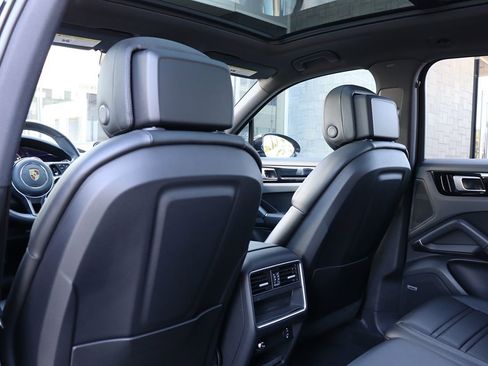 Used 2021 Porsche Cayenne image 40