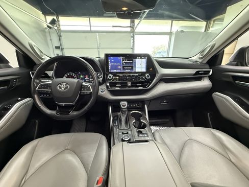 Used 2021 Toyota Highlander Platinum AWD/4WD image 13