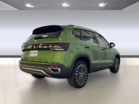 New 2026 Volkswagen Taos SE image 9