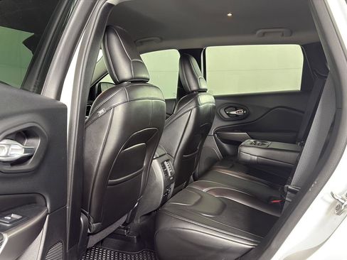 Used 2019 Jeep Cherokee Latitude Plus w/ Comfort/Convenience Group image 20