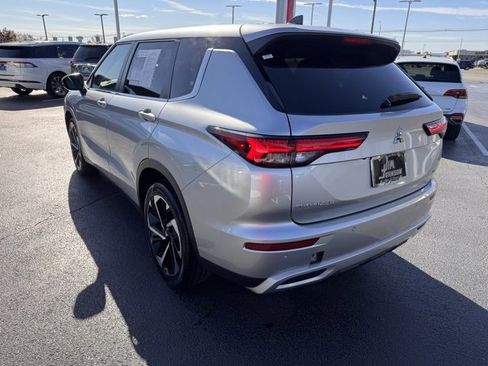 Used 2024 Mitsubishi Outlander SE image 3