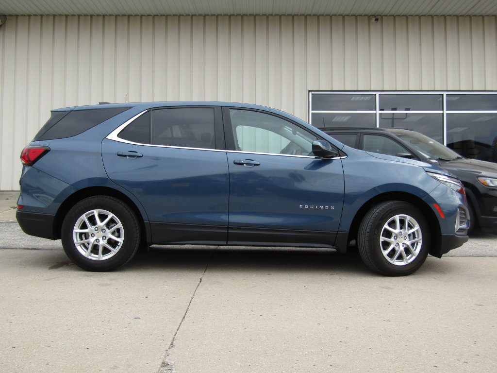 Used 2024 Chevrolet Equinox LT AWD/4WD image 2