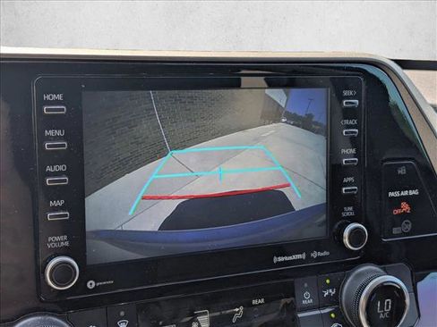 Used 2022 Toyota Highlander LE FWD image 11