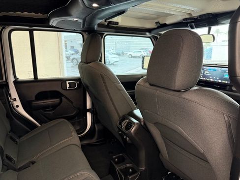 Used 2025 Jeep Gladiator Sport AWD/4WD image 15