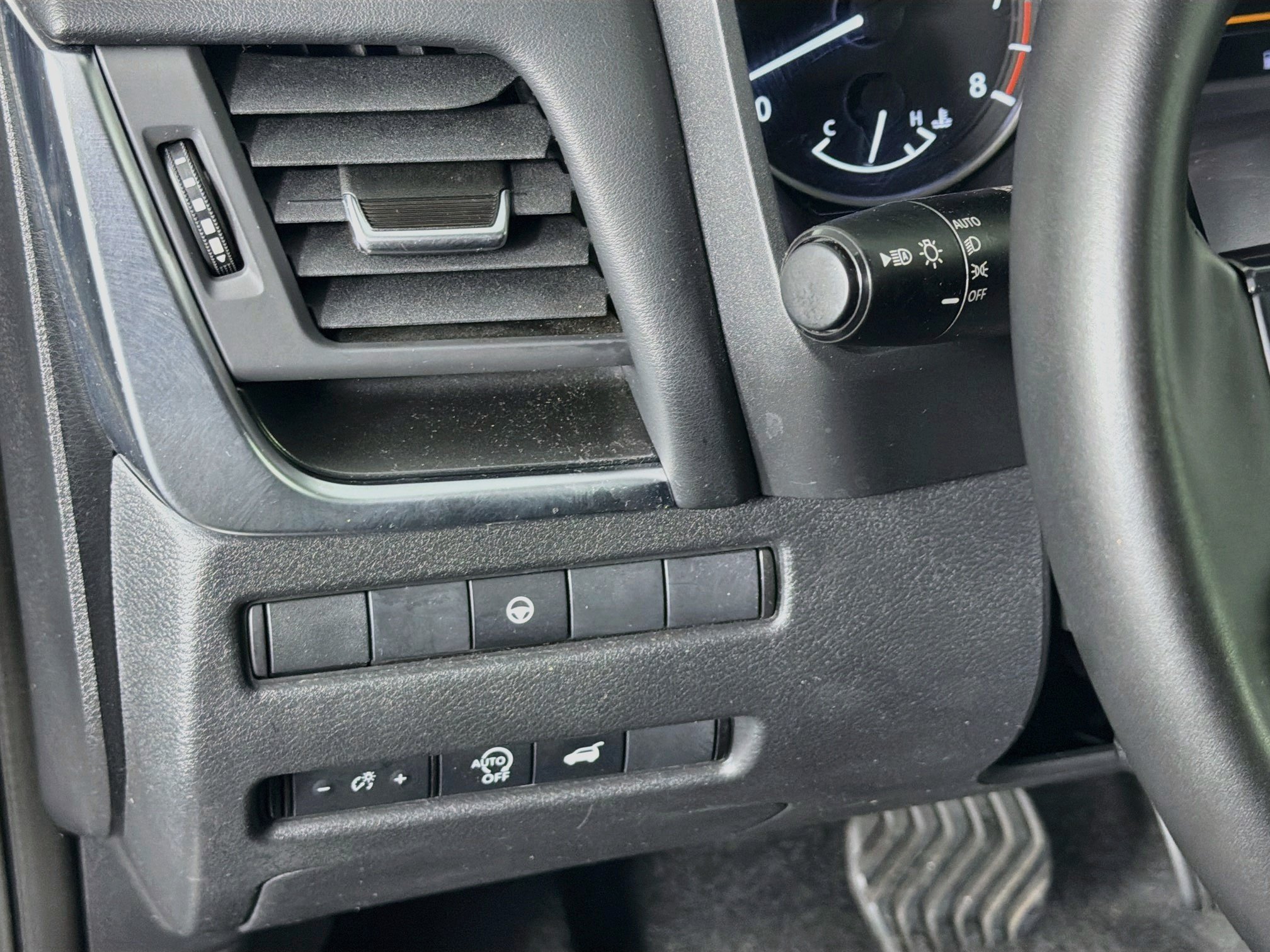 Used 2025 Nissan Rogue SV FWD image 17