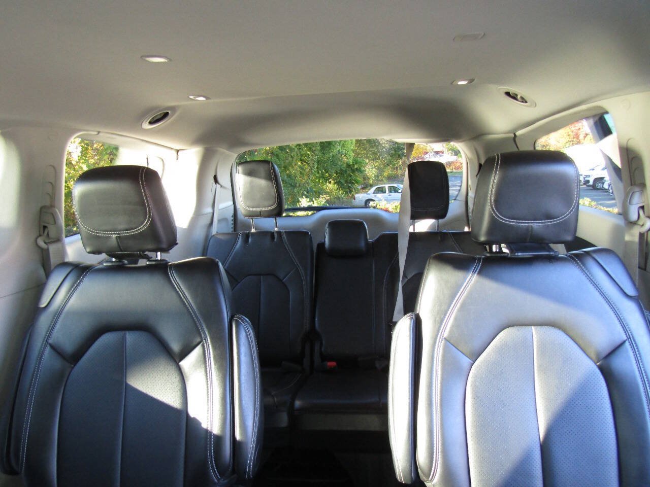 Used 2024 Chrysler Pacifica Touring-L FWD image 12