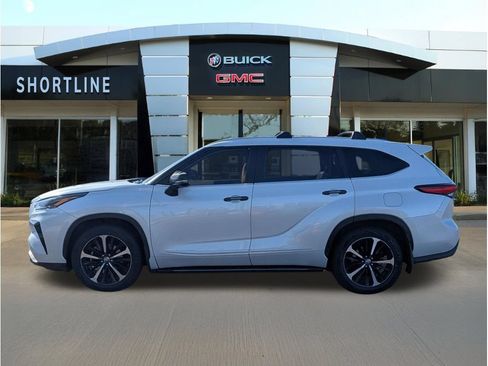 Used 2022 Toyota Highlander XLE AWD/4WD image 6