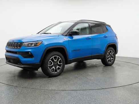 Used 2025 Jeep Compass Trailhawk image 3