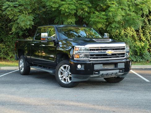 Used 2018 Chevrolet Silverado 2500 High Country w/ Duramax Plus Package AWD/4WD image 2