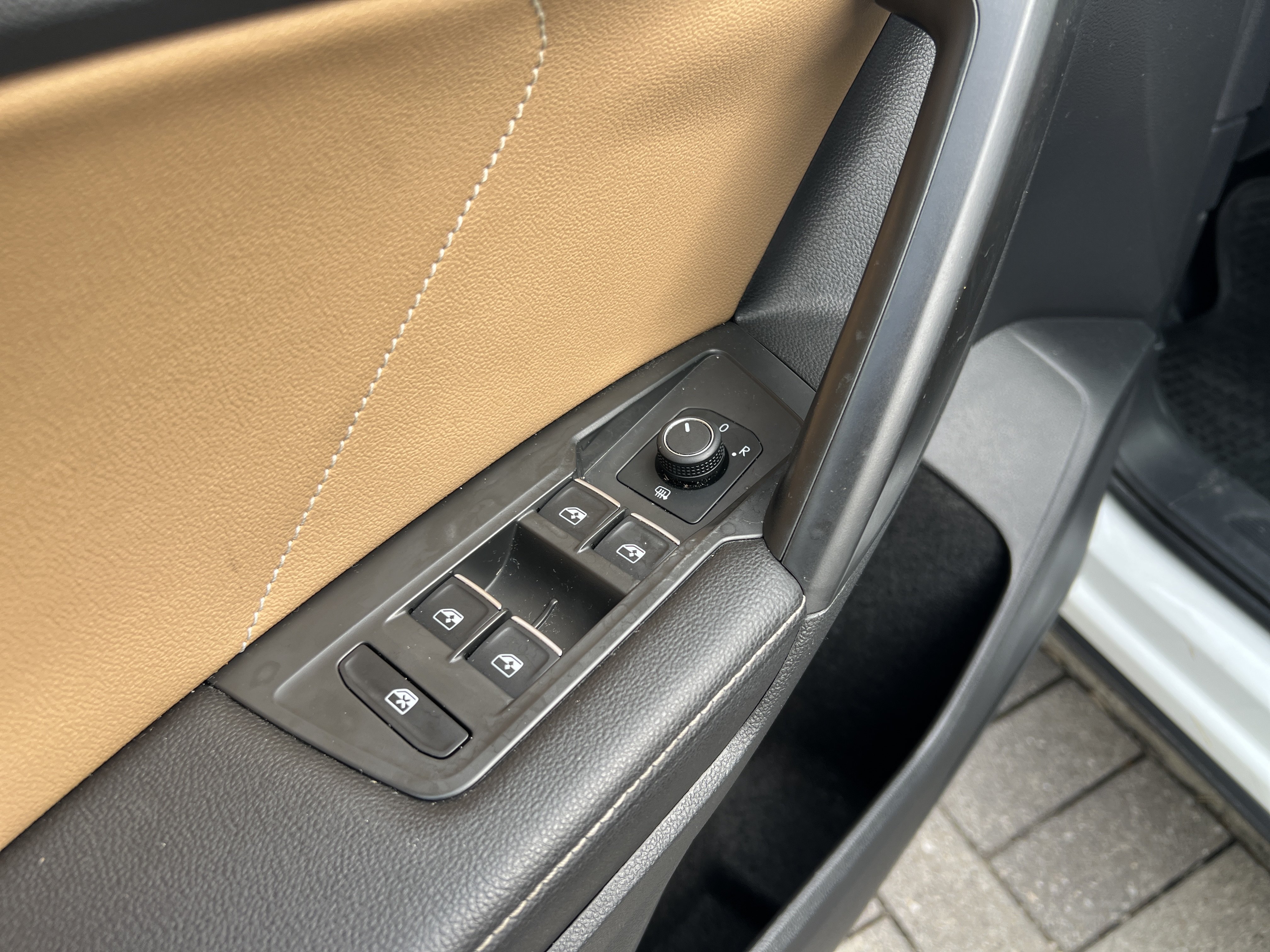 Used 2023 Volkswagen Tiguan SE w/ Panoramic Sunroof Package FWD image 12