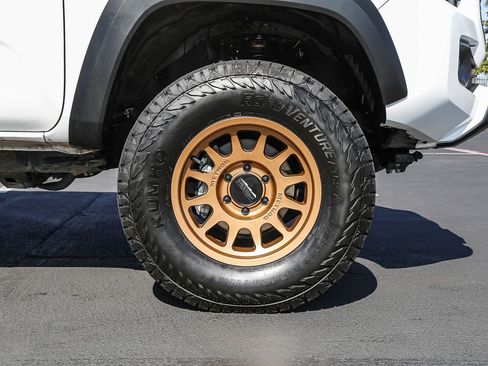Used 2023 Toyota Tacoma TRD Off-Road w/ Black Out Package (TMS) AWD/4WD image 12