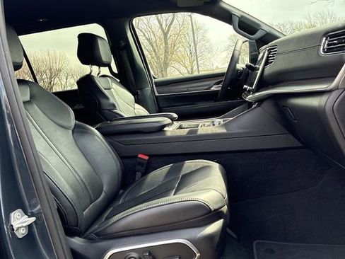 Used 2024 Jeep Wagoneer L Series II w/ Flexible Seating Group image 4