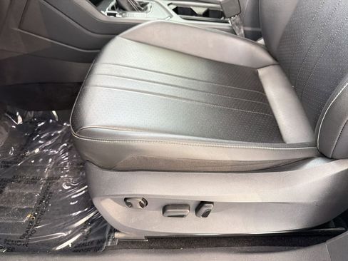 Used 2024 Volkswagen Tiguan SE w/ Panoramic Sunroof Package image 14