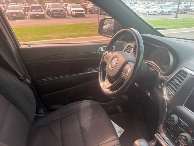 Used 2018 Jeep Grand Cherokee Laredo AWD/4WD image 23