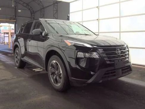 Used 2024 Nissan Rogue SV image 3