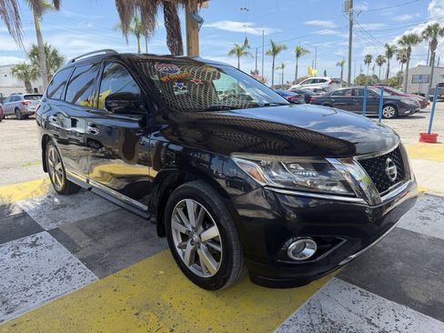 Used 2015 Nissan Pathfinder Platinum FWD image 3