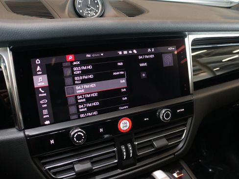 Certified 2026 Porsche Macan AWD/4WD image 20