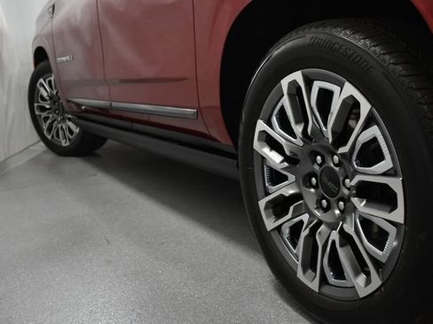 Used 2024 GMC Yukon XL Denali Ultimate AWD/4WD image 8
