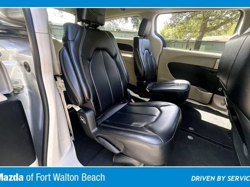 Used 2023 Chrysler Pacifica Touring-L FWD image 21