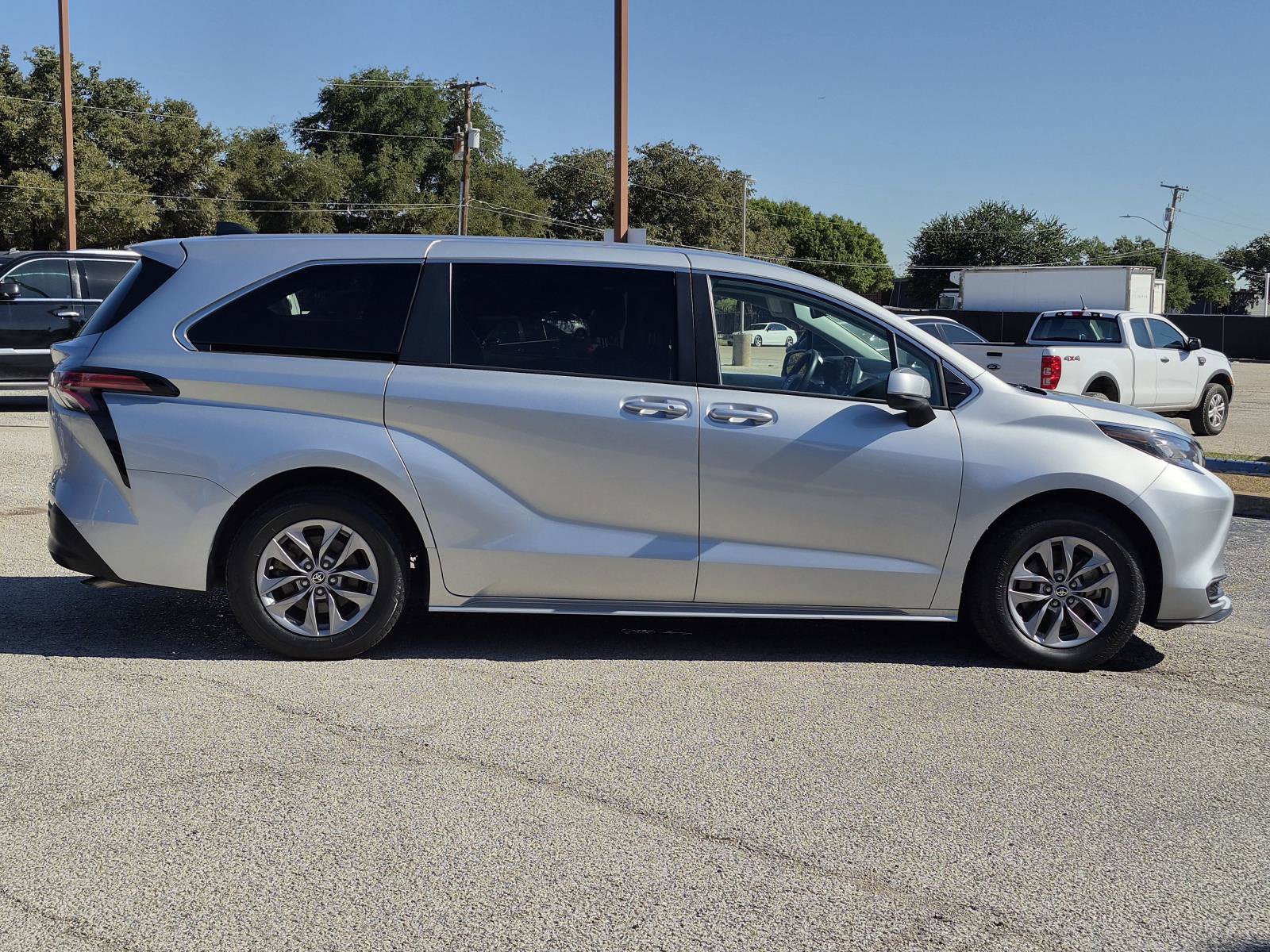 Used 2022 Toyota Sienna LE FWD image 7