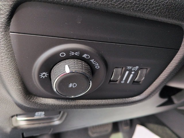 Used 2025 Jeep Grand Cherokee L Limited w/ Black Appearance Package AWD/4WD image 18
