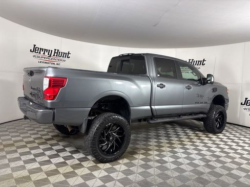Used 2018 Nissan Titan SV w/ SV Convenience Package image 4