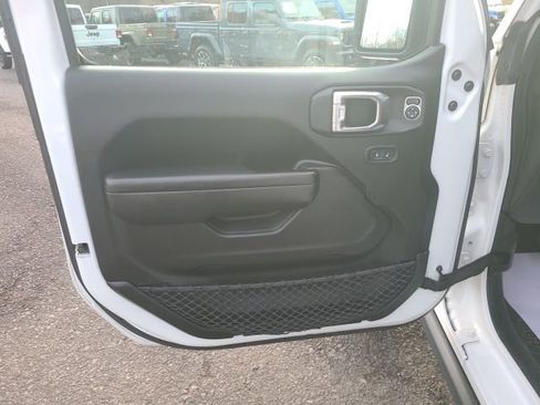 Used 2021 Jeep Gladiator Willys image 10