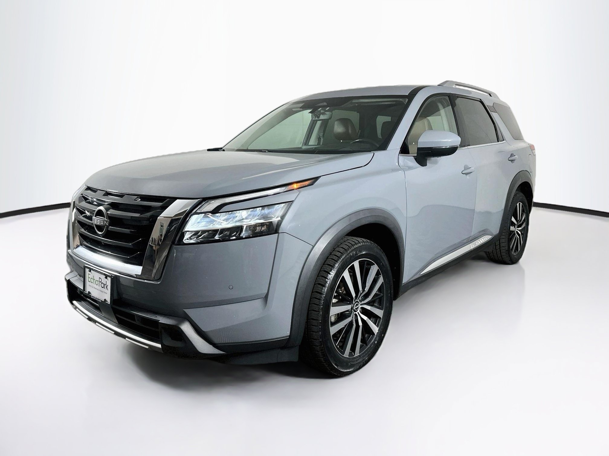 Used 2023 Nissan Pathfinder Platinum w/ Cargo Package FWD image 3