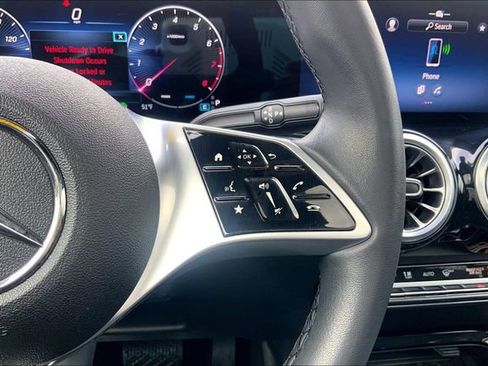 Used 2025 Mercedes-Benz GLB 250 4MATIC image 21