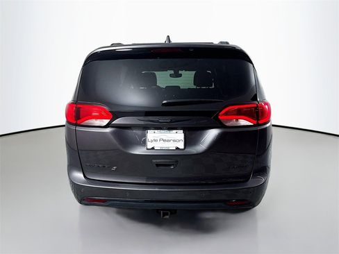Used 2018 Chrysler Pacifica Limited image 10