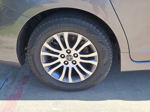 Used 2020 Toyota Sienna XLE image 8