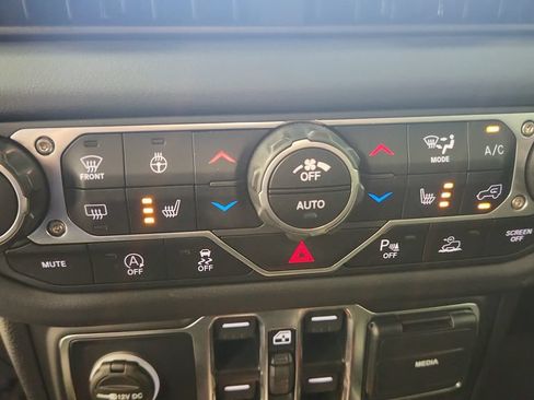 Used 2025 Jeep Gladiator Mojave AWD/4WD image 22
