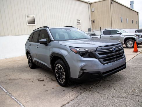 Used 2025 Subaru Forester Premium w/ Convenience Package #1 image 5