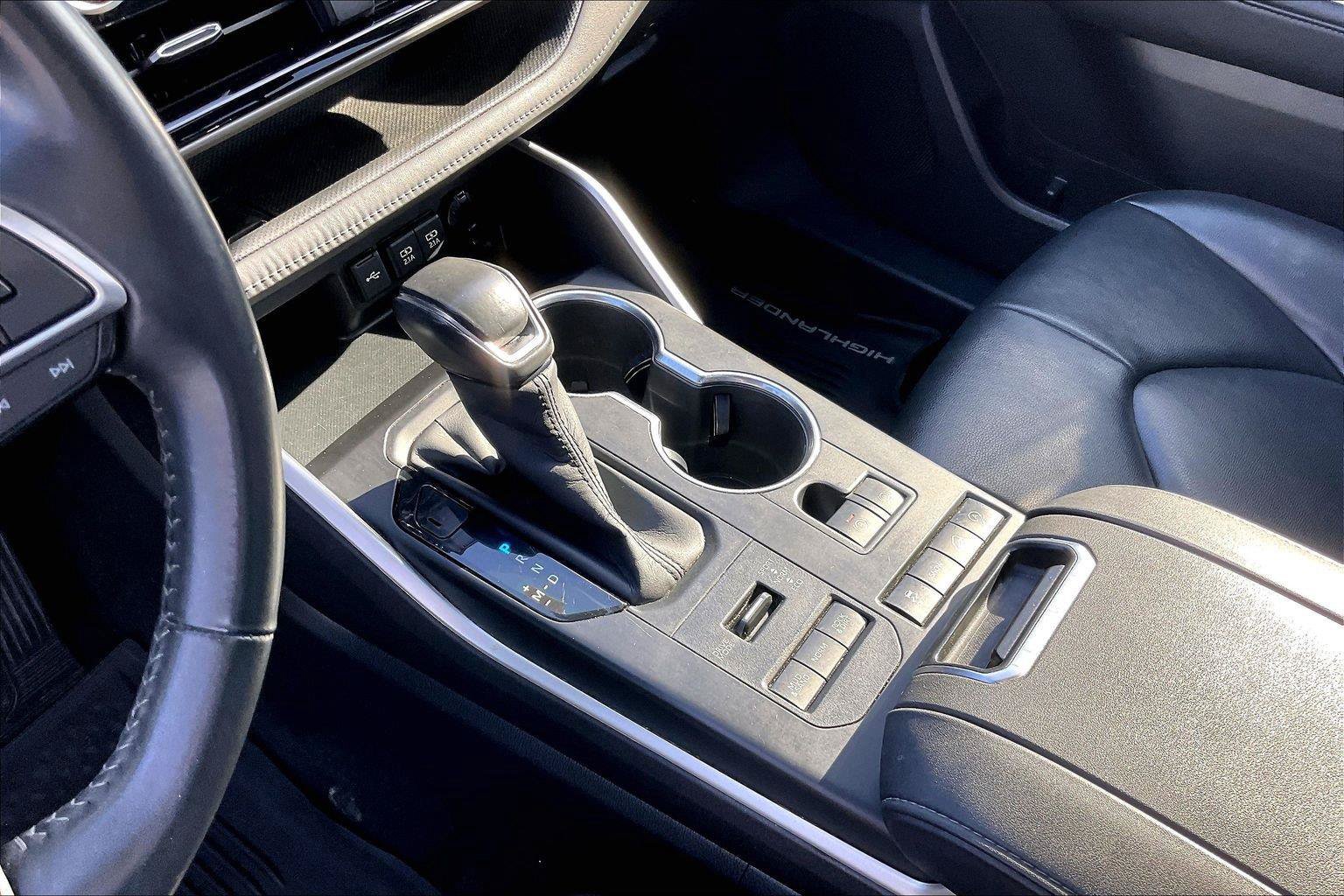 Used 2020 Toyota Highlander XLE AWD/4WD image 16