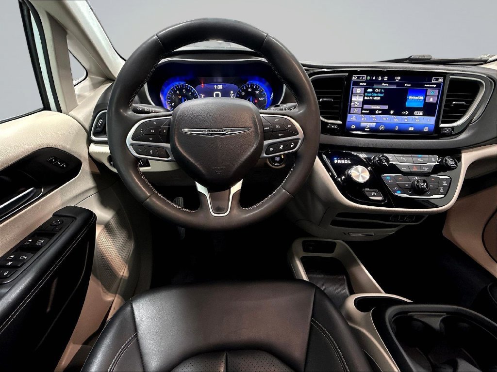 Used 2024 Chrysler Pacifica Touring-L FWD image 11