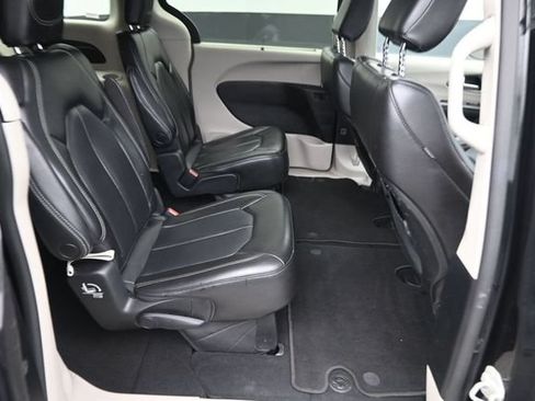 Used 2023 Chrysler Pacifica Touring-L FWD image 13